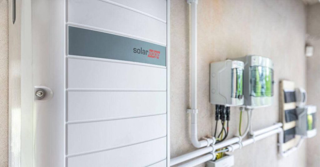 Advanced Solar Technology: A Comprehensive Guide to Modern Photovoltaic Systems อินเวอร์เตอร์